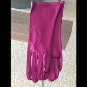 Gorgeous leather gloves w silk lining...Well done!